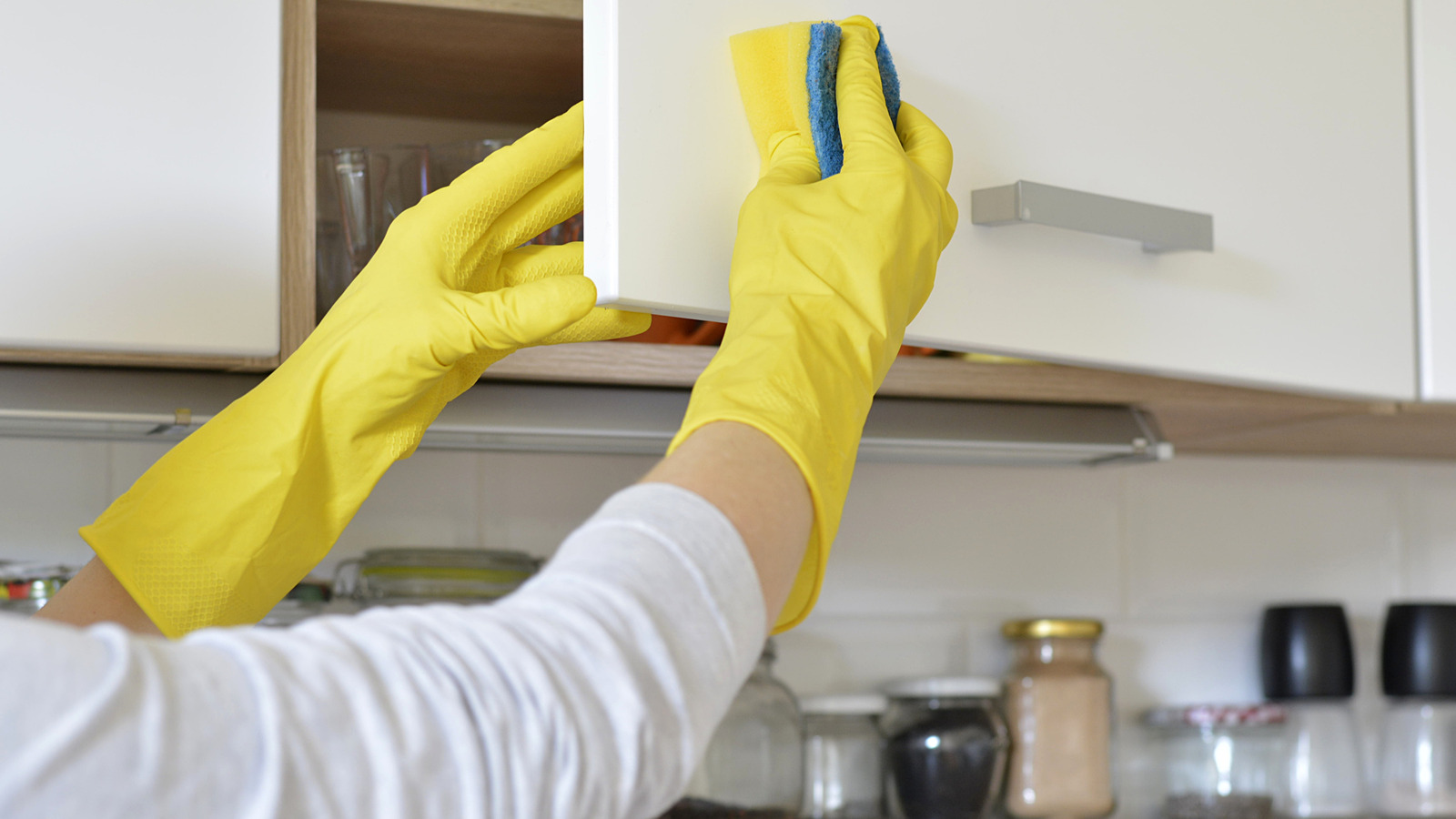Why You Should Be Cleaning Greasy Kitchen Cabinets With Cooking Oil