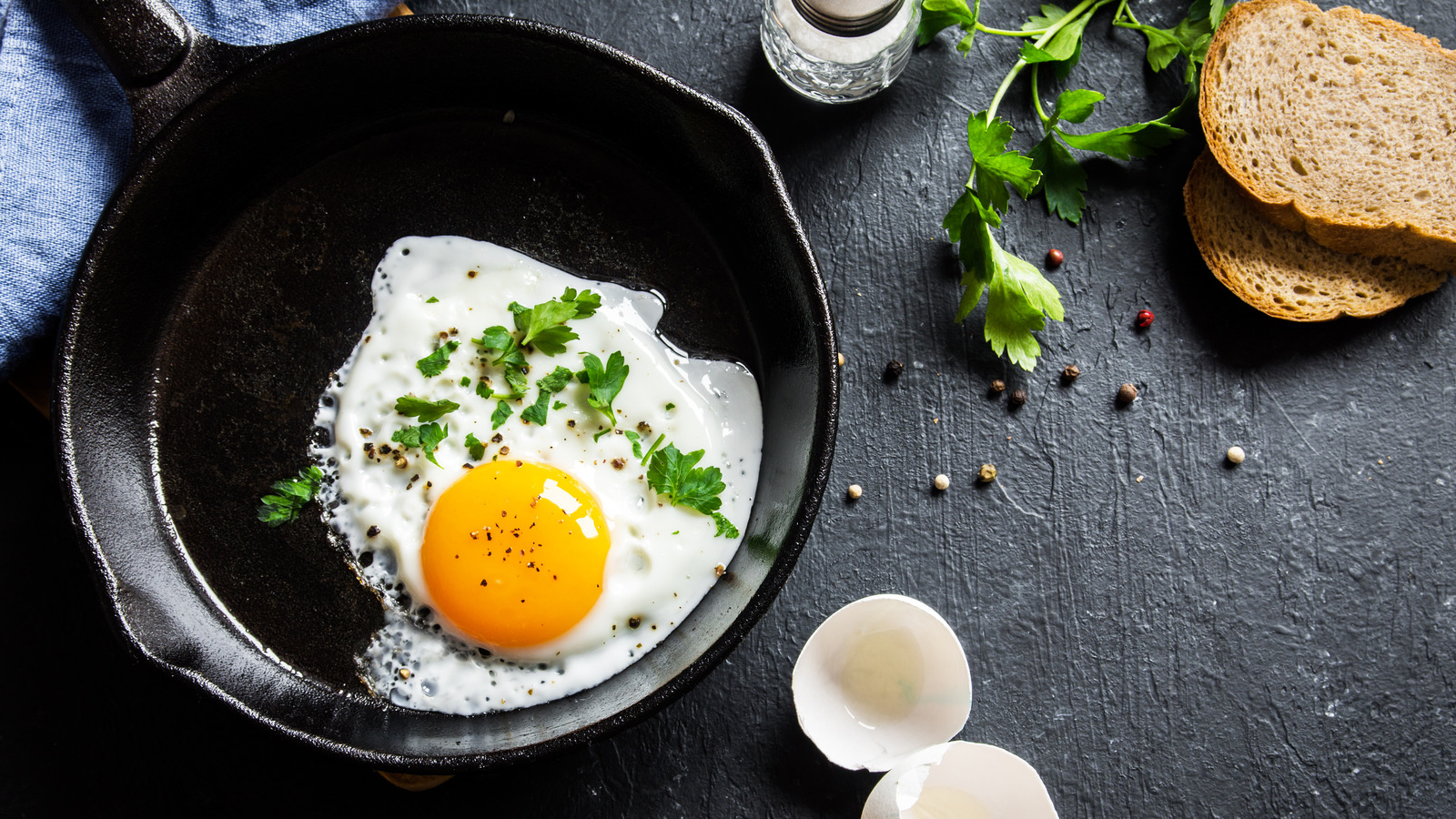 https://www.tastingtable.com/img/gallery/why-you-should-be-frying-eggs-in-olive-oil/l-intro-1659123742.jpg