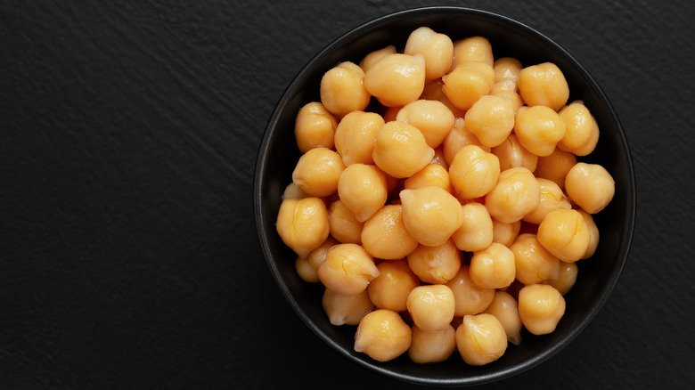 chickpeas in black bowl