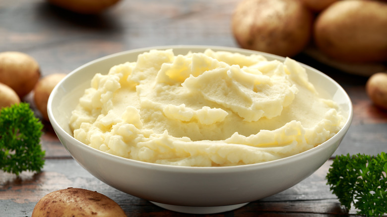 Bowl of mashed potatoes