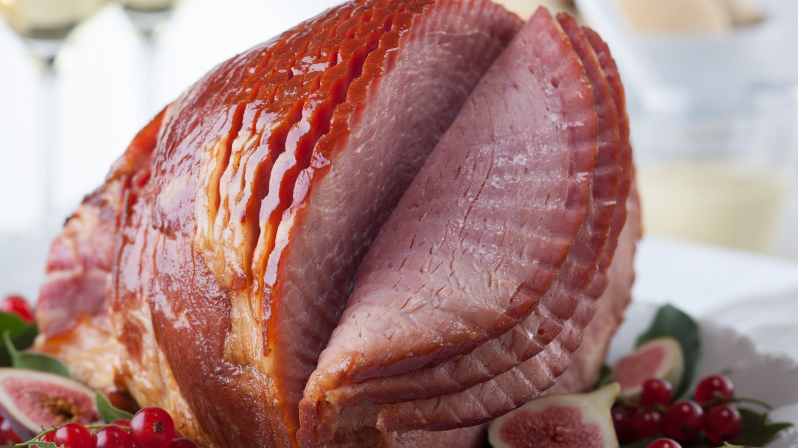 https://www.tastingtable.com/img/gallery/why-you-should-consider-cooking-spiral-cut-ham-in-a-roasting-bag/l-intro-1689871394.jpg