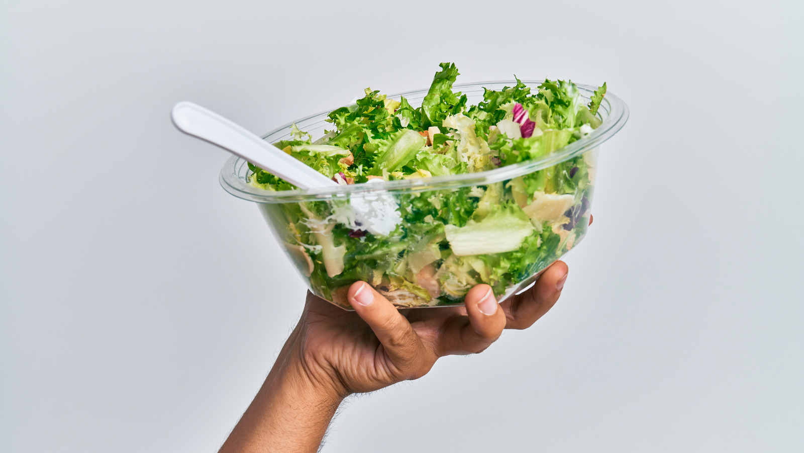 Why You Should Consider Mixing Salad With Your Hands