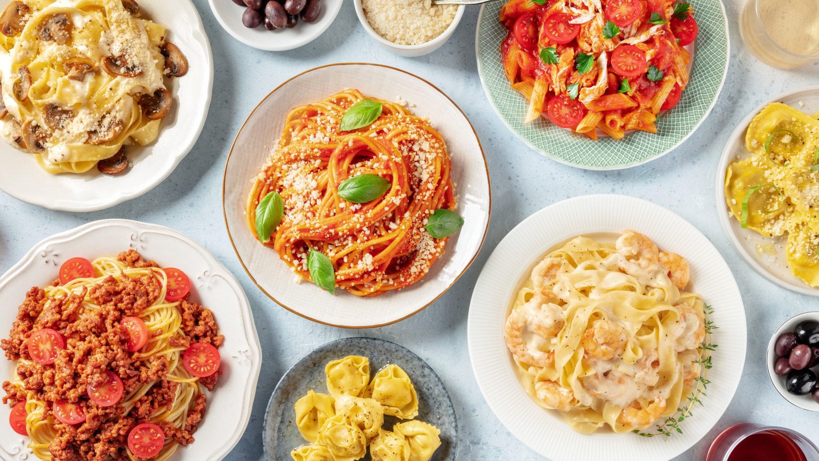 Why You Should Ditch Store-Bought Pasta Sauce For Olive Garden's Take-Home Tubs - Tasting Table