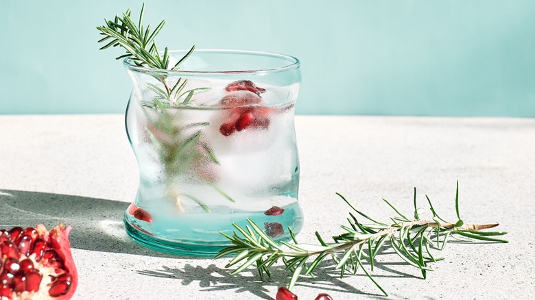 A rosemary-garnished gin fizz cocktail