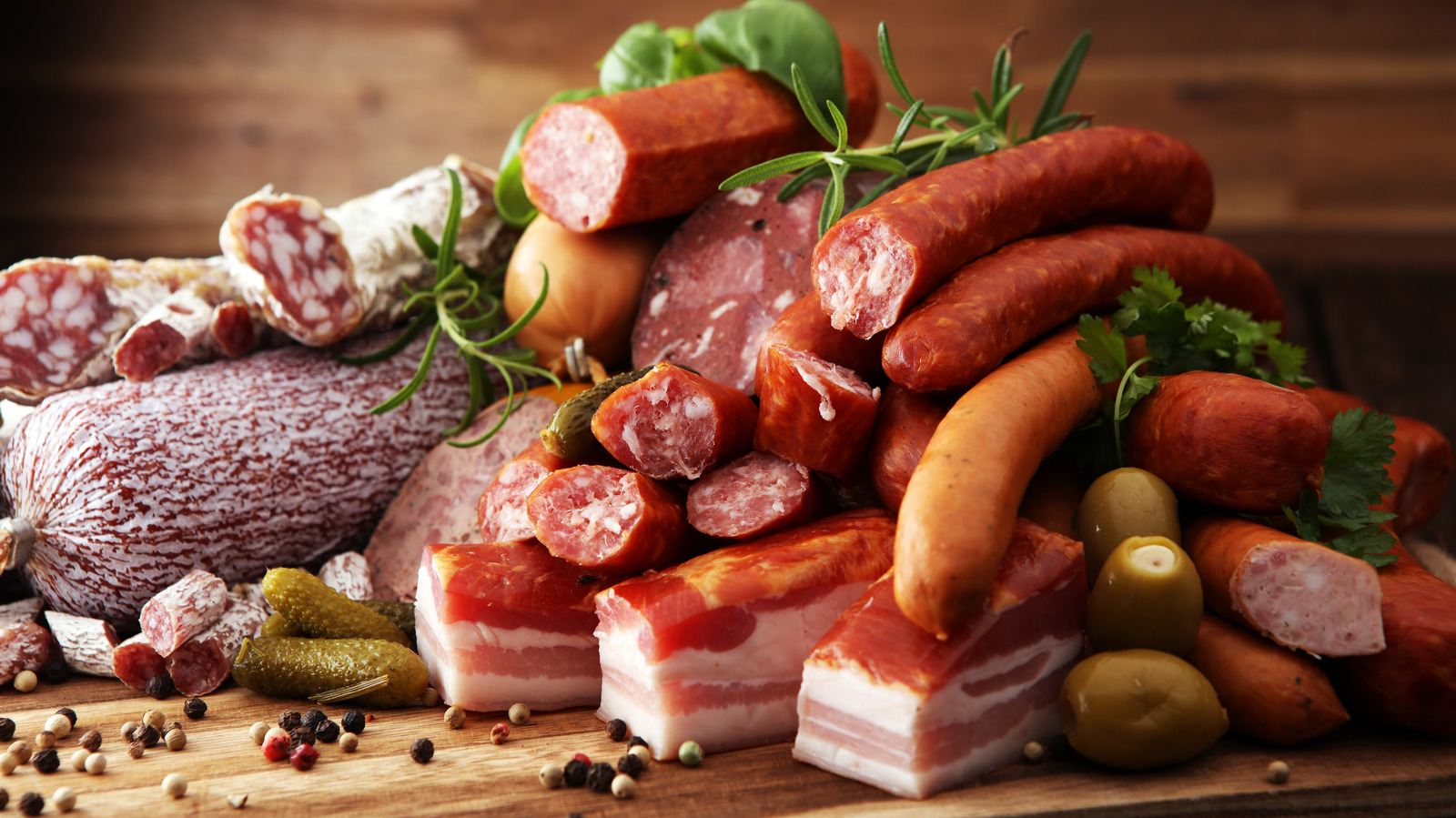 Мясо колбасы. Колбаса разная. Колбаса деликатес. Колбаса мясная копченая. Мясные продукты.