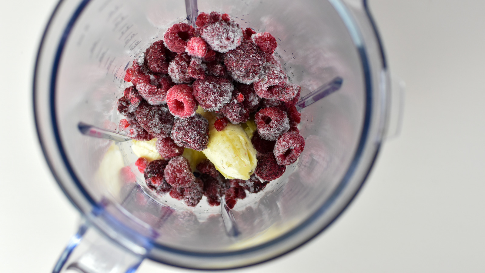 can-you-put-frozen-fruit-in-a-blender