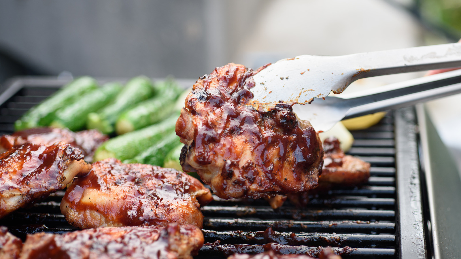 Why You Should Never Put Wet Food On The Grill