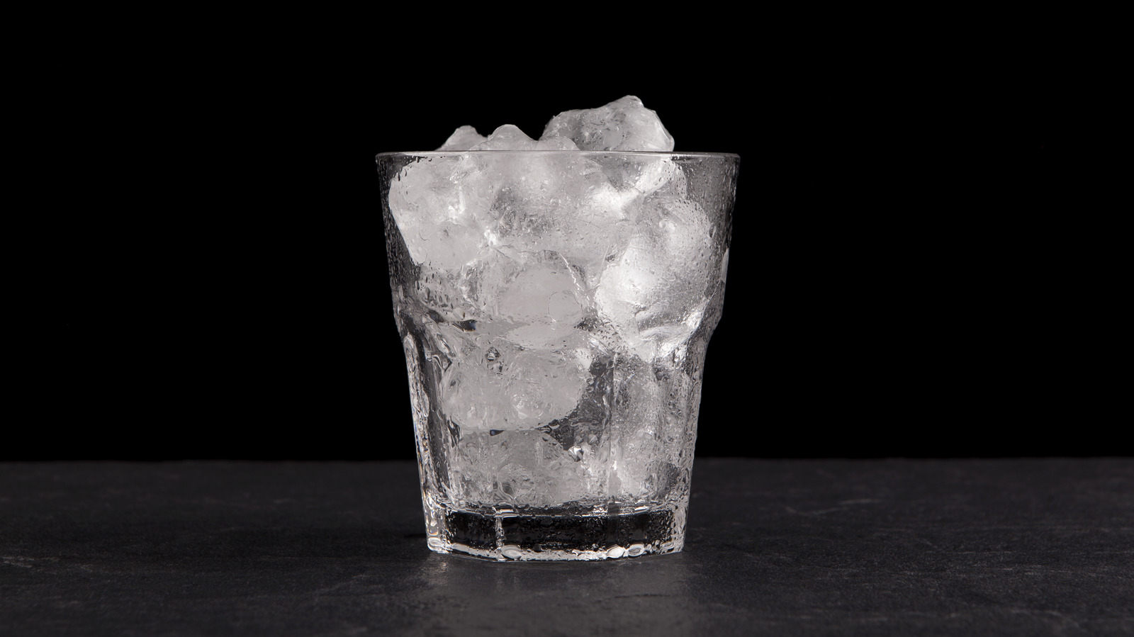 https://www.tastingtable.com/img/gallery/why-you-should-never-use-glass-to-scoop-ice/l-intro-1667906764.jpg