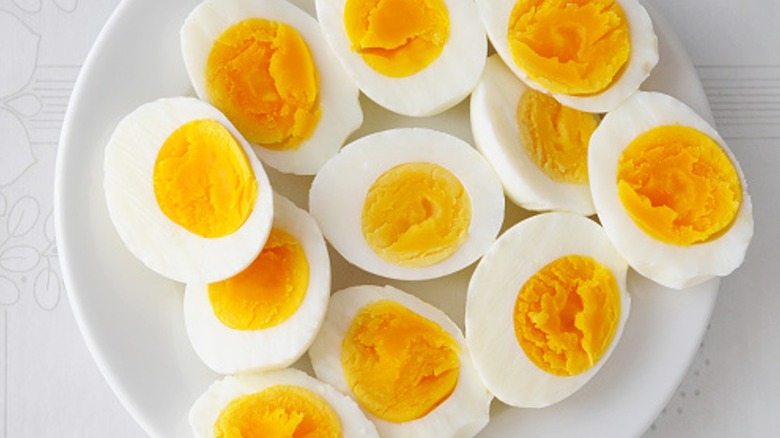 A plate of hardboiled eggs