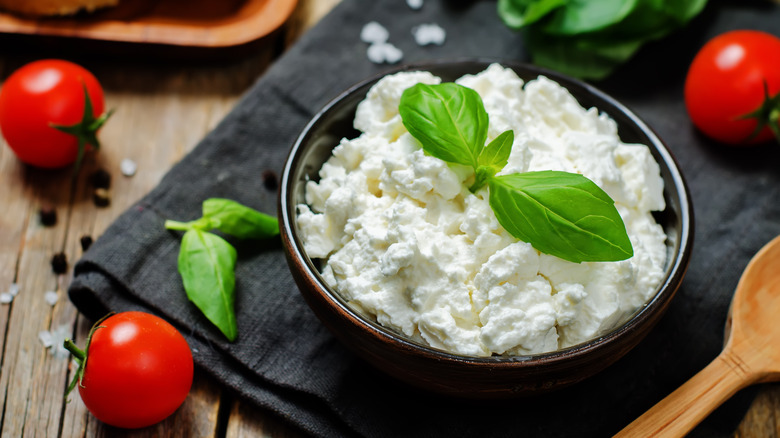 ricotta cheese in bowl, tomatoes