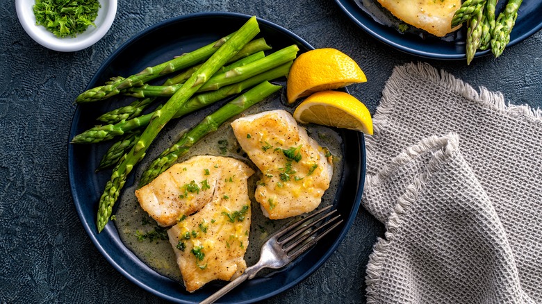 Pan-fried fish with asparagus and lemons