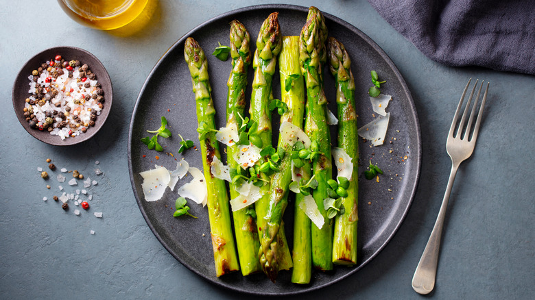 asparagus on plate