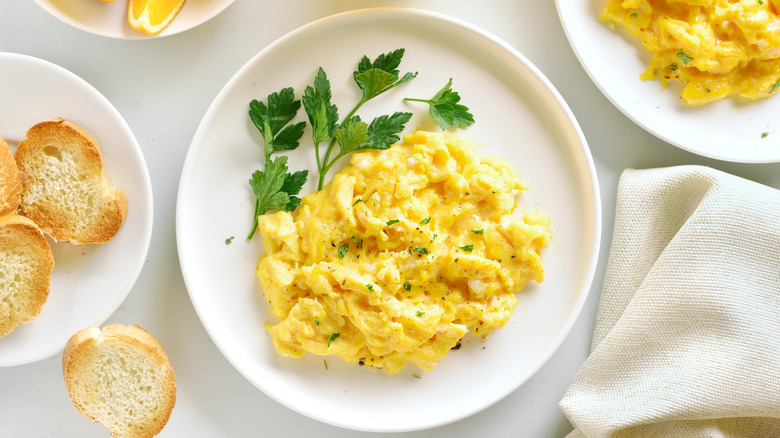 scrambled eggs with herbs