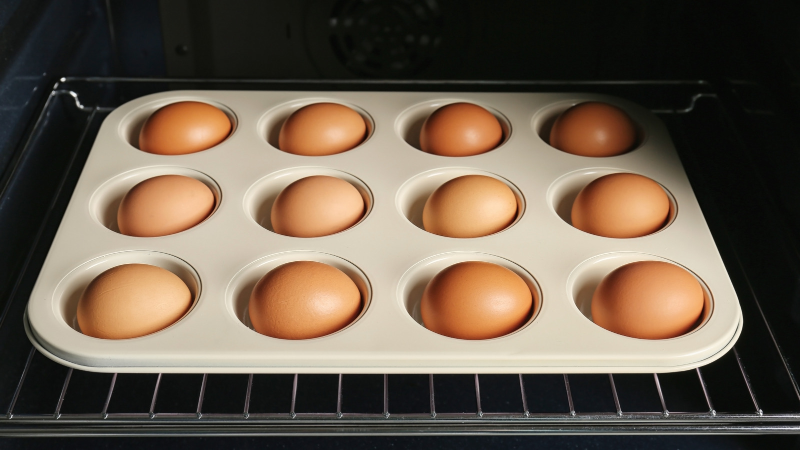 https://www.tastingtable.com/img/gallery/why-you-should-try-cooking-eggs-in-a-muffin-pan/l-intro-1670969722.jpg