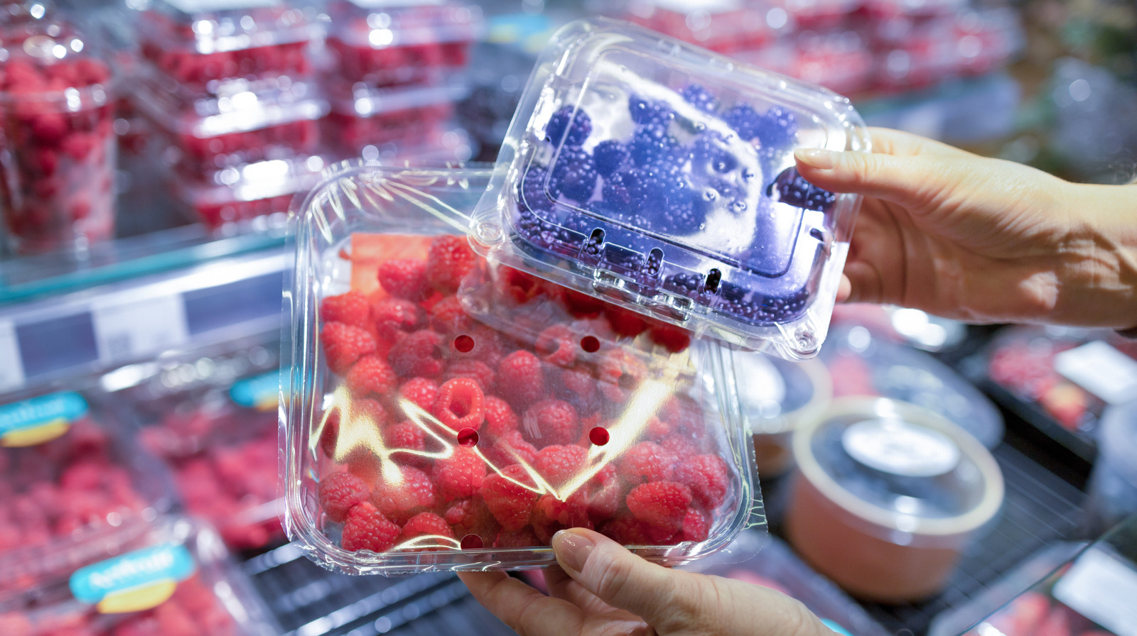 Why You Shouldn't Be Shaking Fruit Containers At The Grocery Store Before Buying - Tasting Table
