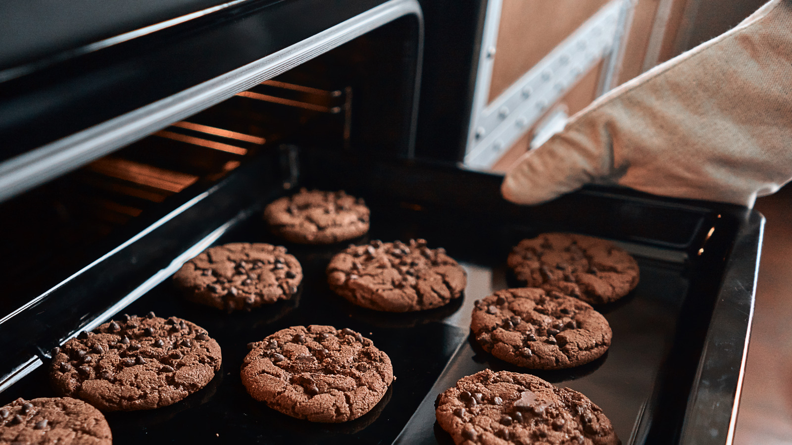 Why You Shouldn't Put Cookies Too Close Together On The Baking Sheet