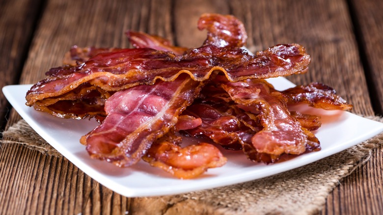 A plate of cooked bacon strips