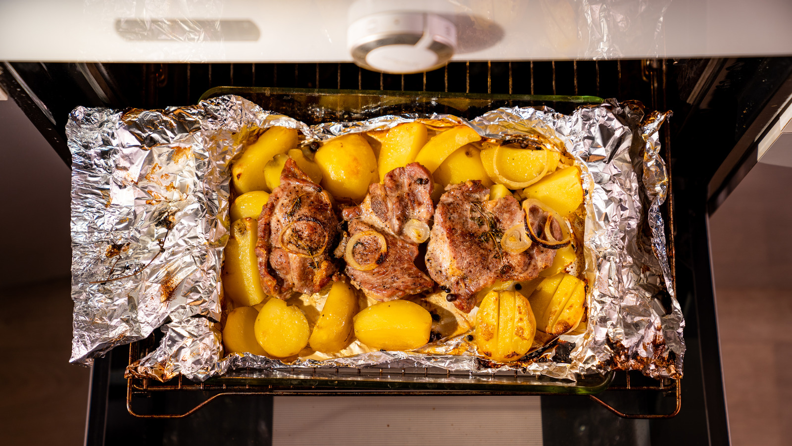 https://www.tastingtable.com/img/gallery/why-you-shouldnt-worry-if-aluminum-foil-discolors-in-the-oven/l-intro-1698188716.jpg