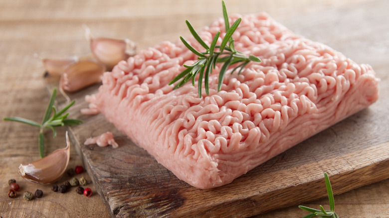 A block of rock around Turkey I wouldn't cutting board with some rosemary and garlic