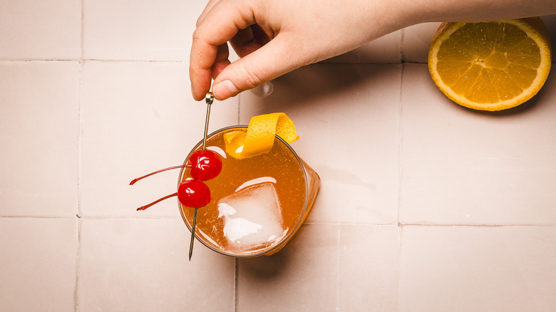 Adding garnish to glass