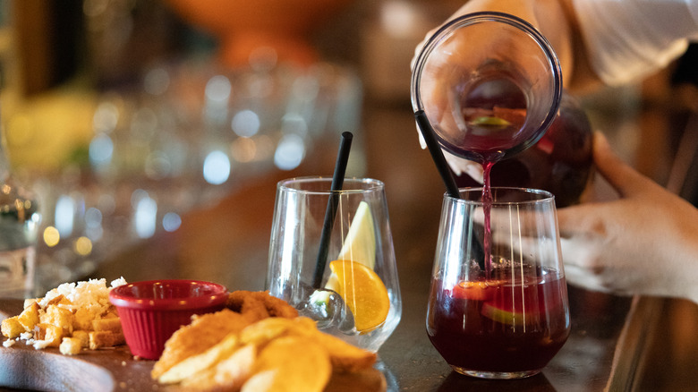sangria pour red wine