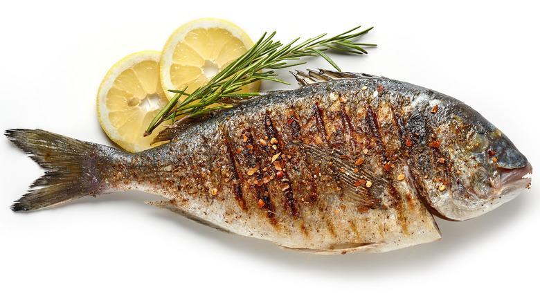 grilled fish with lemon and rosemary