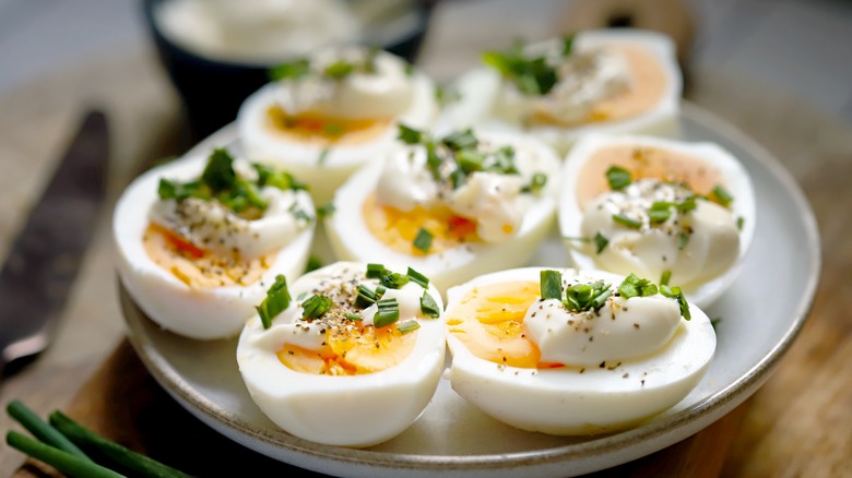 https://www.tastingtable.com/img/gallery/x-tips-to-make-cutting-hard-boiled-eggs-much-easier/intro-1698691913.jpg