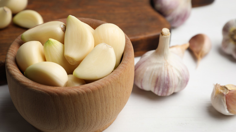 Peeled garlic in a wooden bowl 