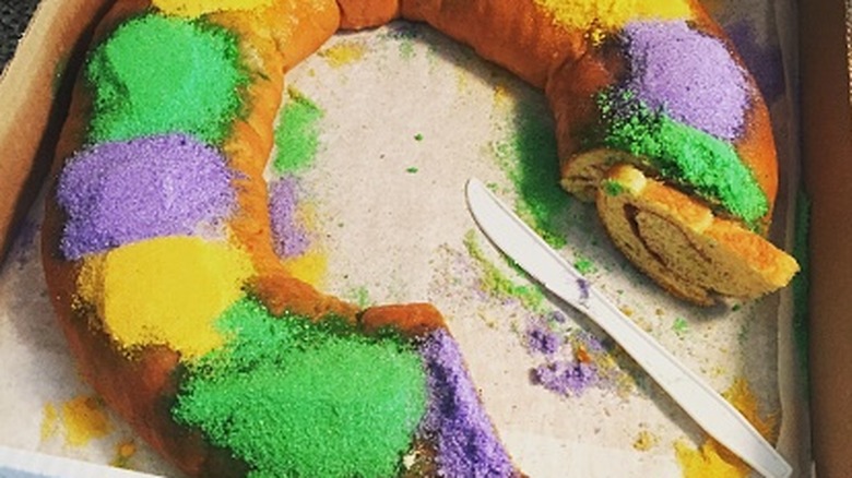 A plastic knife inside a king cake box