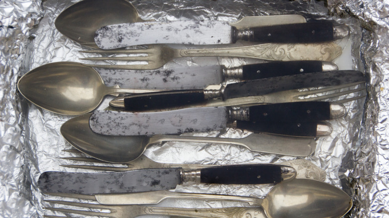 silverware in baking soda bath in aluminum foil