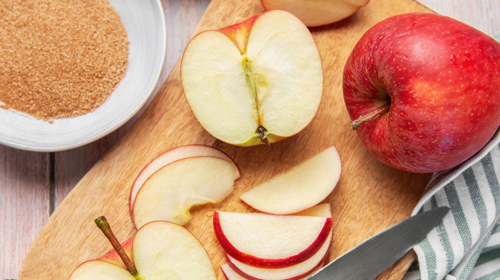 You Only Need 3 Ingredients To Turn Farm-Fresh Apples Into Warm, Comforting Tea
