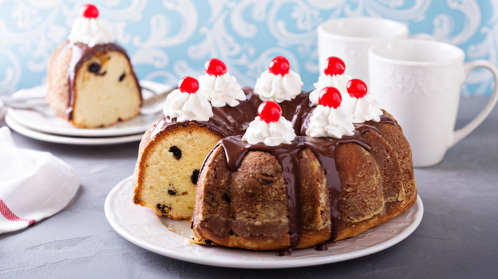 You Should Reconsider Topping Bundt Cakes With Extravagant Decorations