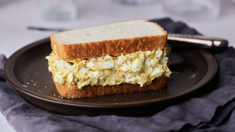 egg salad on white bread